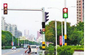 高速低延時(shí)數據處理傳輸：智慧交通燈桿核心控制邊緣計算盒項目